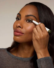 Afbeelding in Gallery-weergave laden, ColorLuxe Eye Shadow Stick