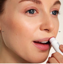 Afbeelding in Gallery-weergave laden, LipDrink Lip Balm SPF15