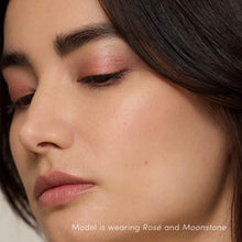 Afbeelding in Gallery-weergave laden, ColorLuxe Eye Shadow Stick
