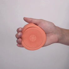 Video laden en afspelen in Gallery-weergave, Brush Cleansing Pad
